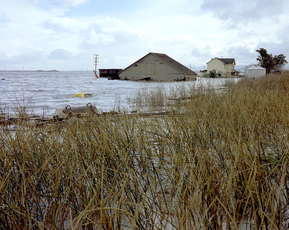 洪水在谢尔曼岛的房屋周围上涨