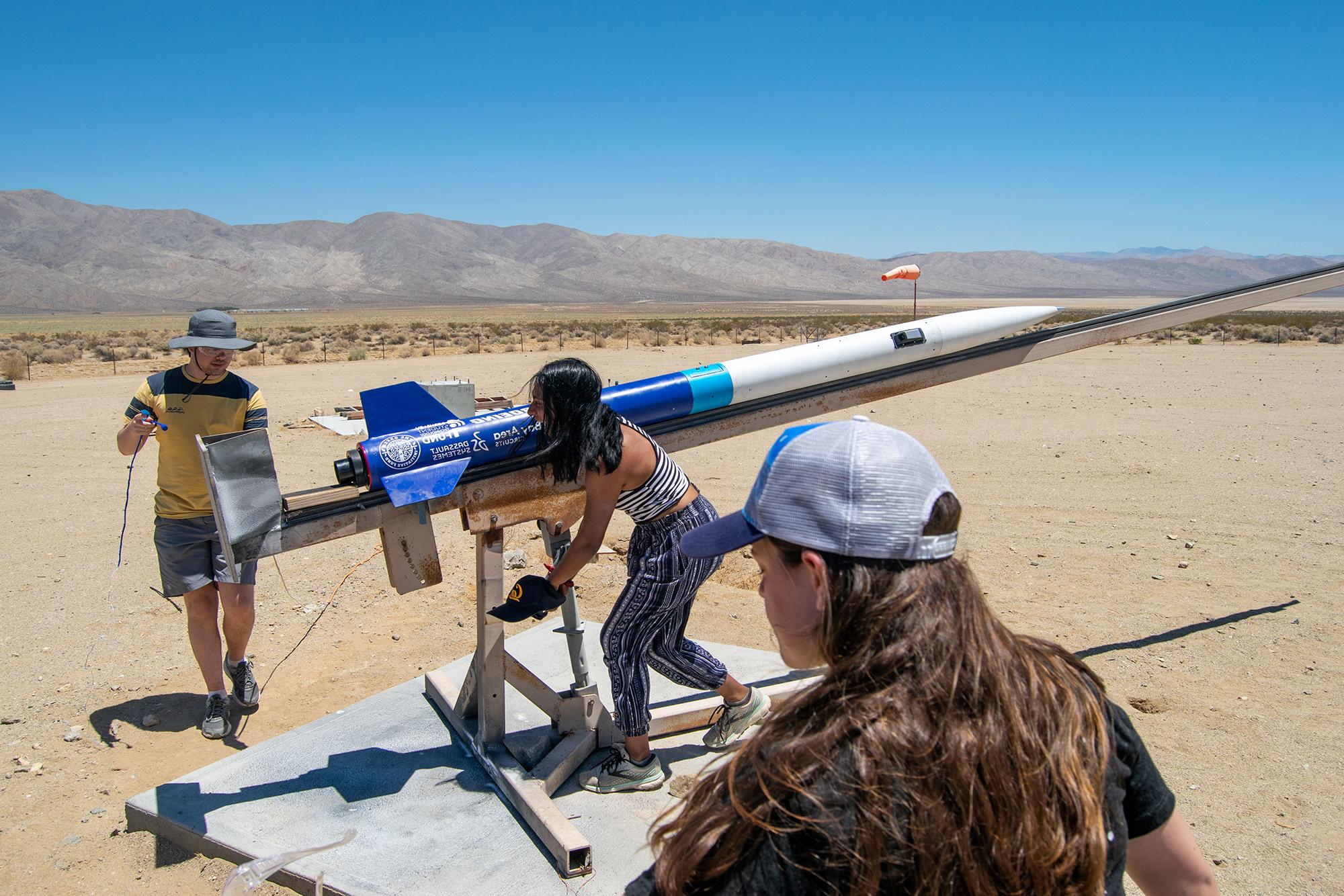 学生们在沙漠中研制火箭