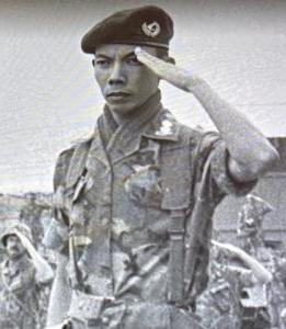 Chelsey阮爷爷, 这是他服役期间的黑白照片, 穿着军装庄严地敬礼.