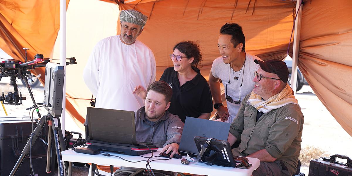 Albert Lin和一小群人在帐篷里看着电脑屏幕
