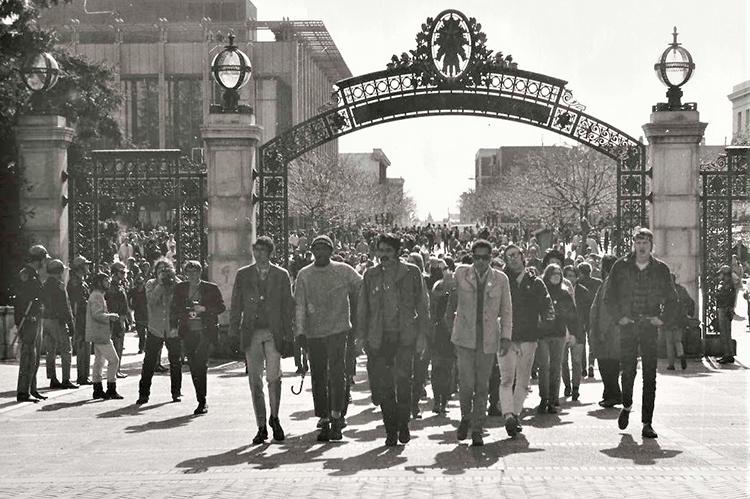 1969年，学生们在萨瑟门下抗议和行走
