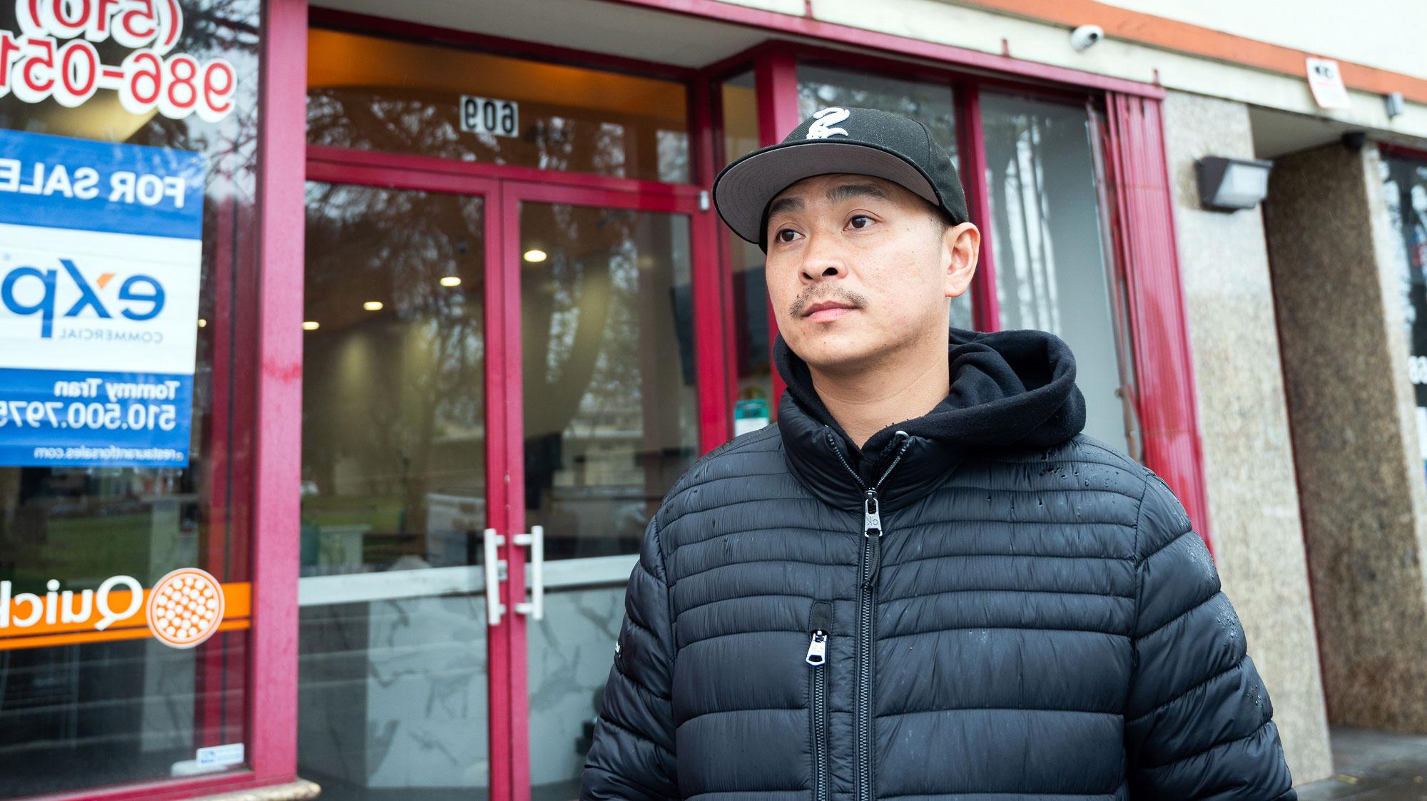 Chien Nguyen站在他的餐厅外，表情严肃，不看镜头