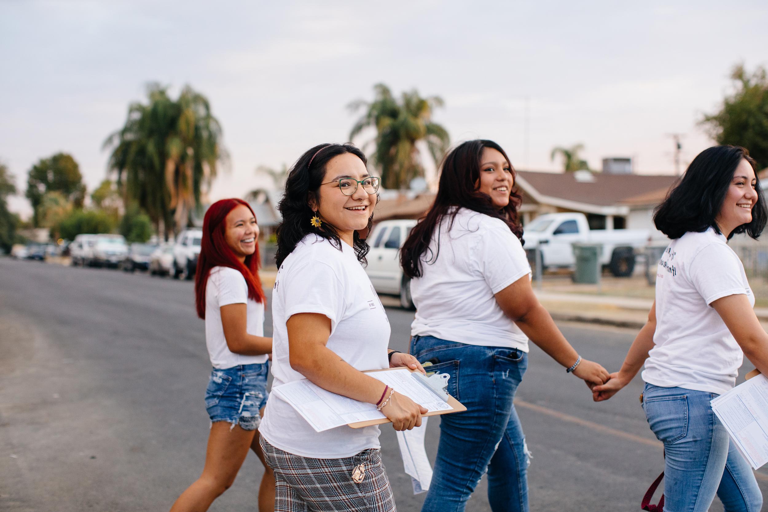 四个年轻女人在德拉诺的一个社区里做选民登记