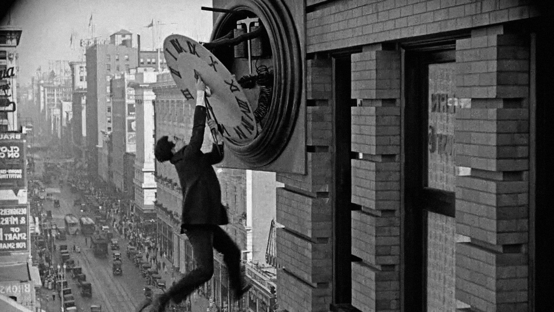 电影《最后的安全》中，哈罗德·劳埃德吊在时钟上