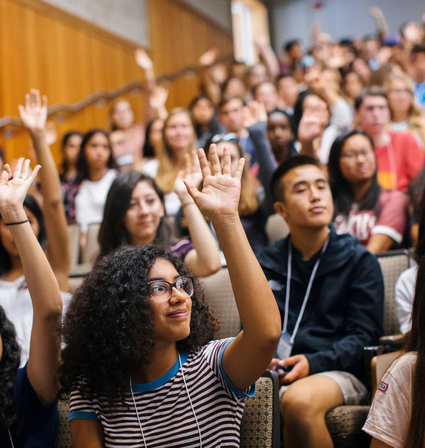 一群学生举手