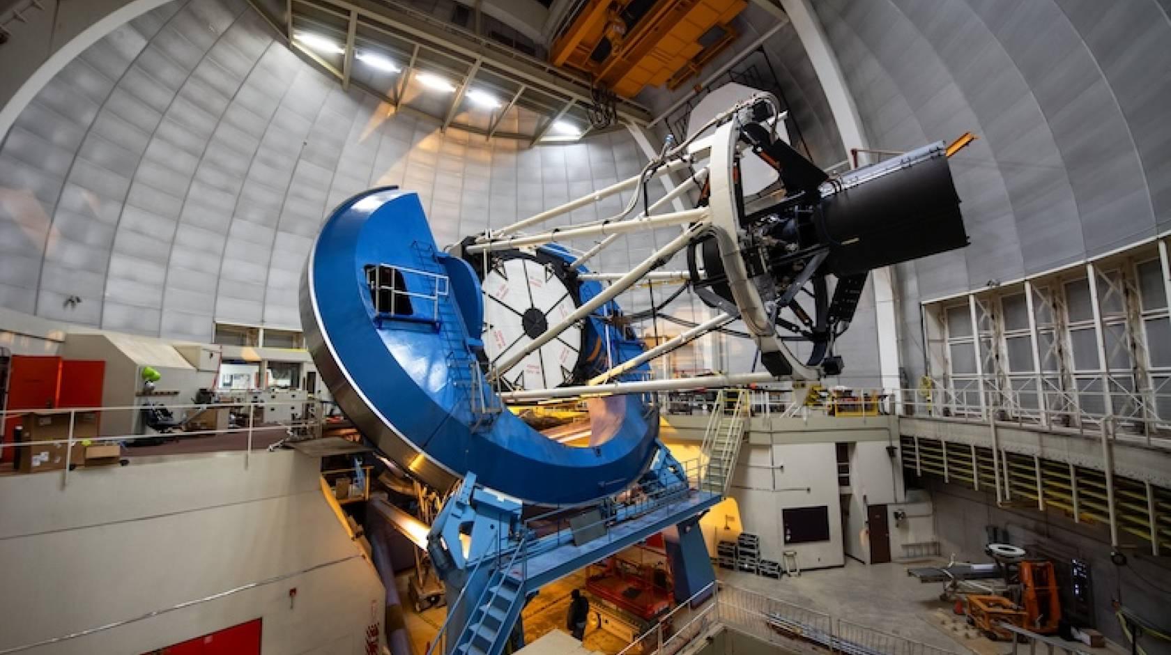 圆顶内的现代望远镜