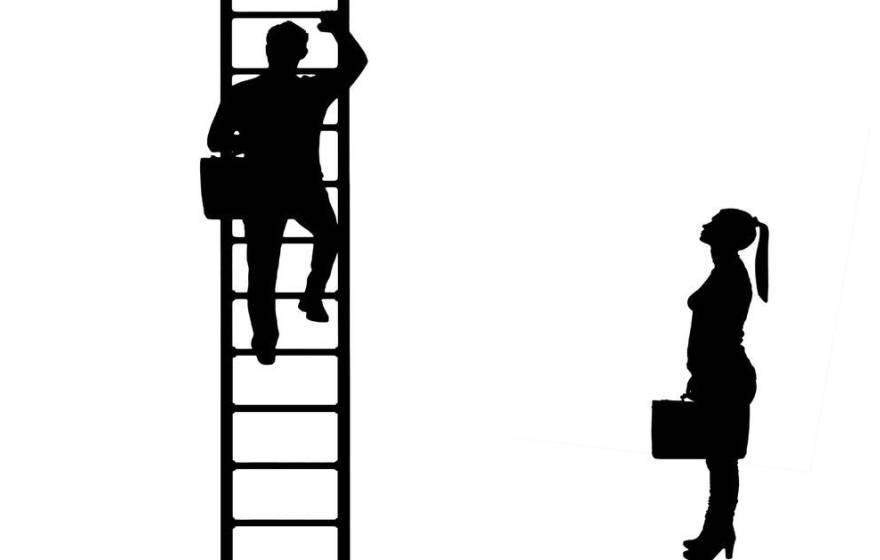 一个穿着高跟鞋拿着公文包的女人抬头看着一个拿着公文包爬梯子的男人的剪影插图.