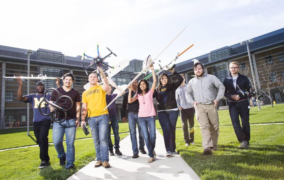 一群正规欧洲杯买球网站默塞德分校的学生用他们自己制造的无人机和飞机