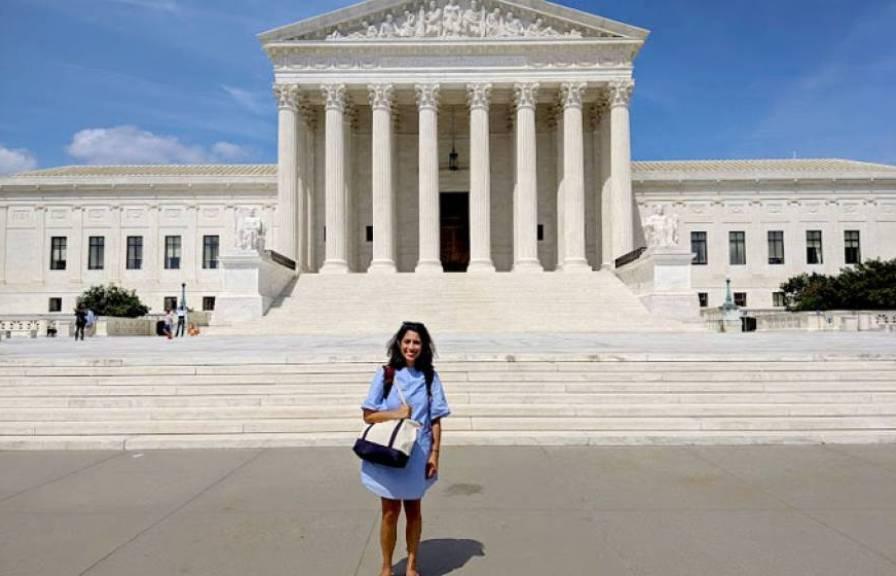 一名妇女站在华盛顿特区的国会大厦前