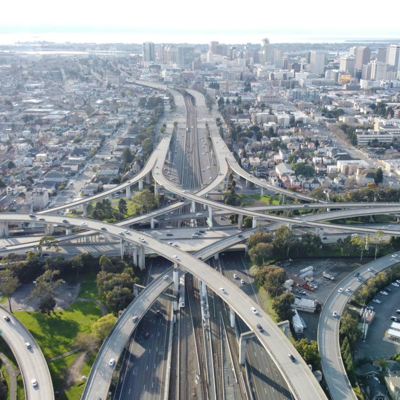 航拍的高速公路匝道迷宫在奥克兰，加州
